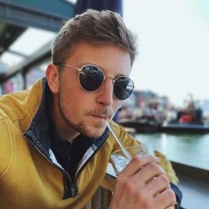 Meet your Posher, Maxwell